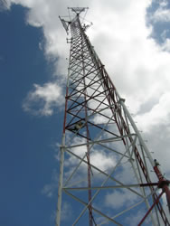 Torre de comunicação auto-sustentável